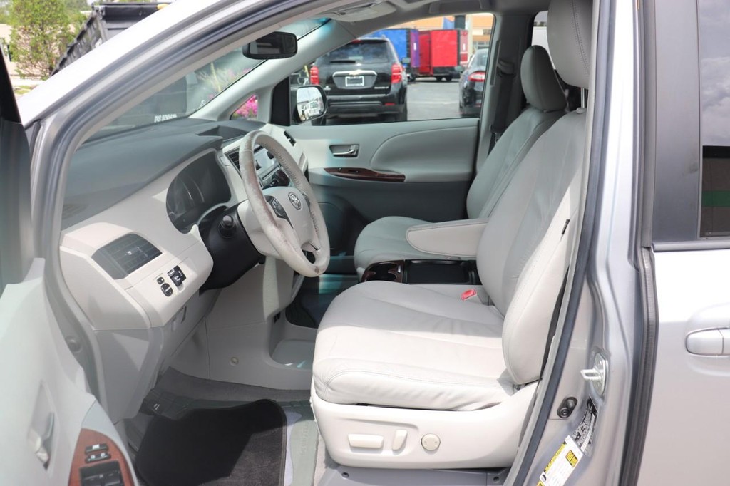Toyota Sienna Vehicle Full-screen Gallery Image 12