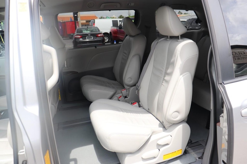 Toyota Sienna Vehicle Full-screen Gallery Image 14