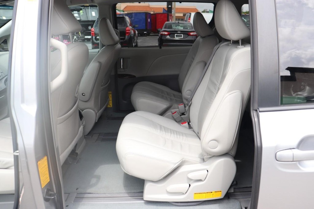 Toyota Sienna Vehicle Full-screen Gallery Image 15