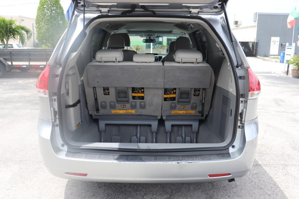 Toyota Sienna Vehicle Full-screen Gallery Image 16