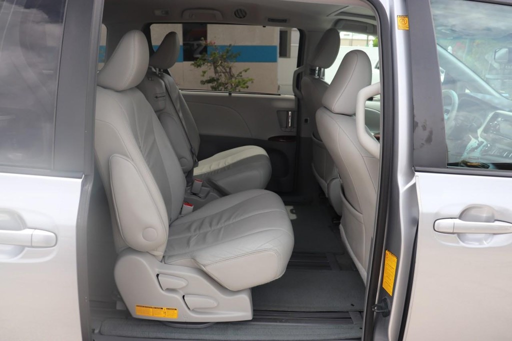 Toyota Sienna Vehicle Full-screen Gallery Image 17