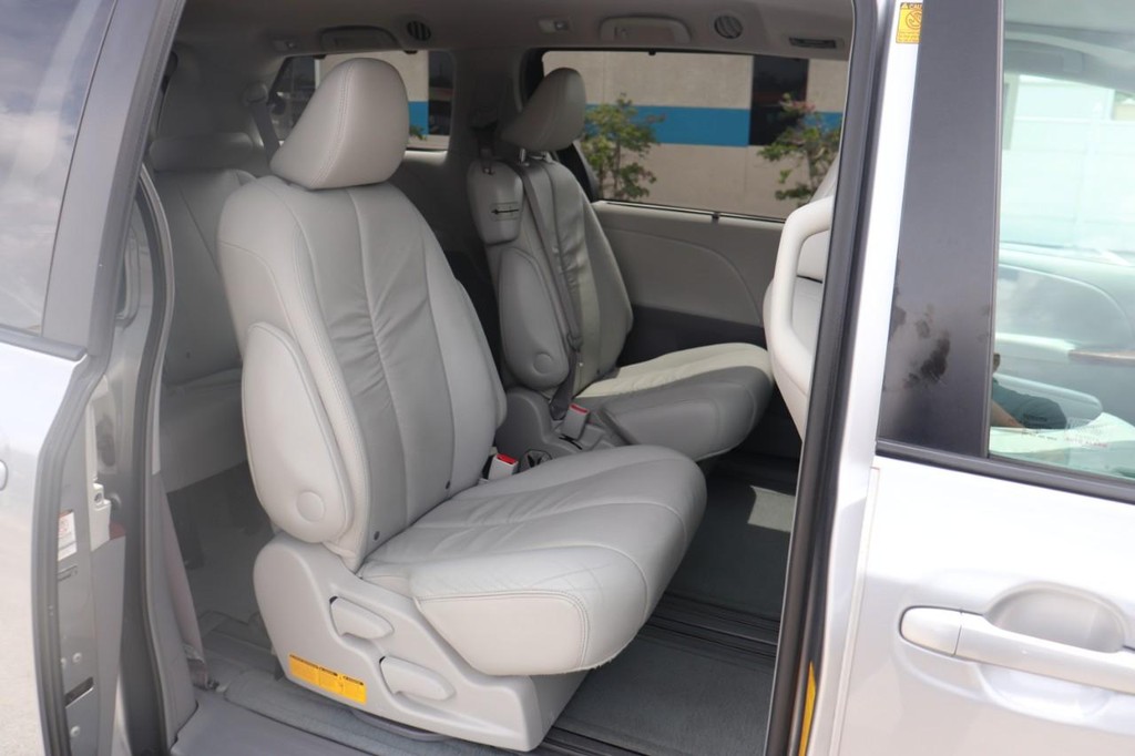 Toyota Sienna Vehicle Full-screen Gallery Image 18