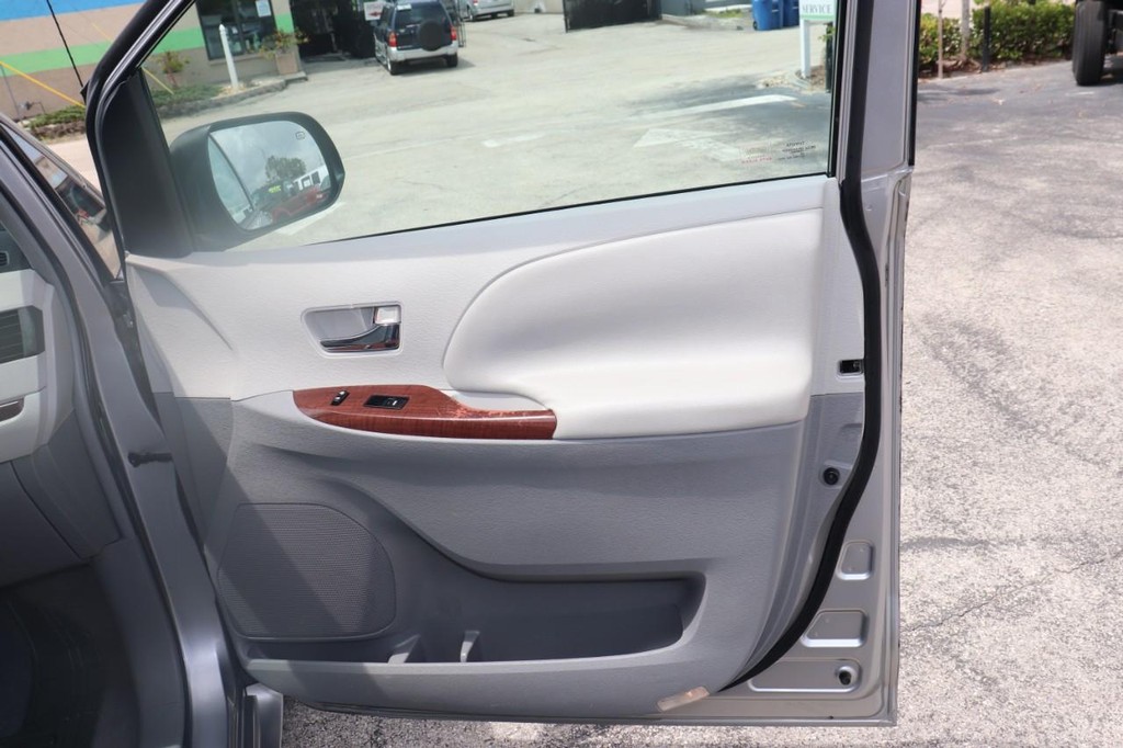 Toyota Sienna Vehicle Full-screen Gallery Image 19
