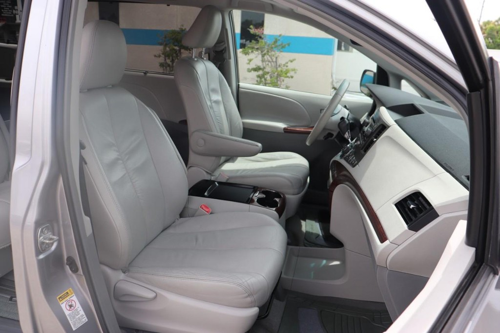 Toyota Sienna Vehicle Full-screen Gallery Image 21