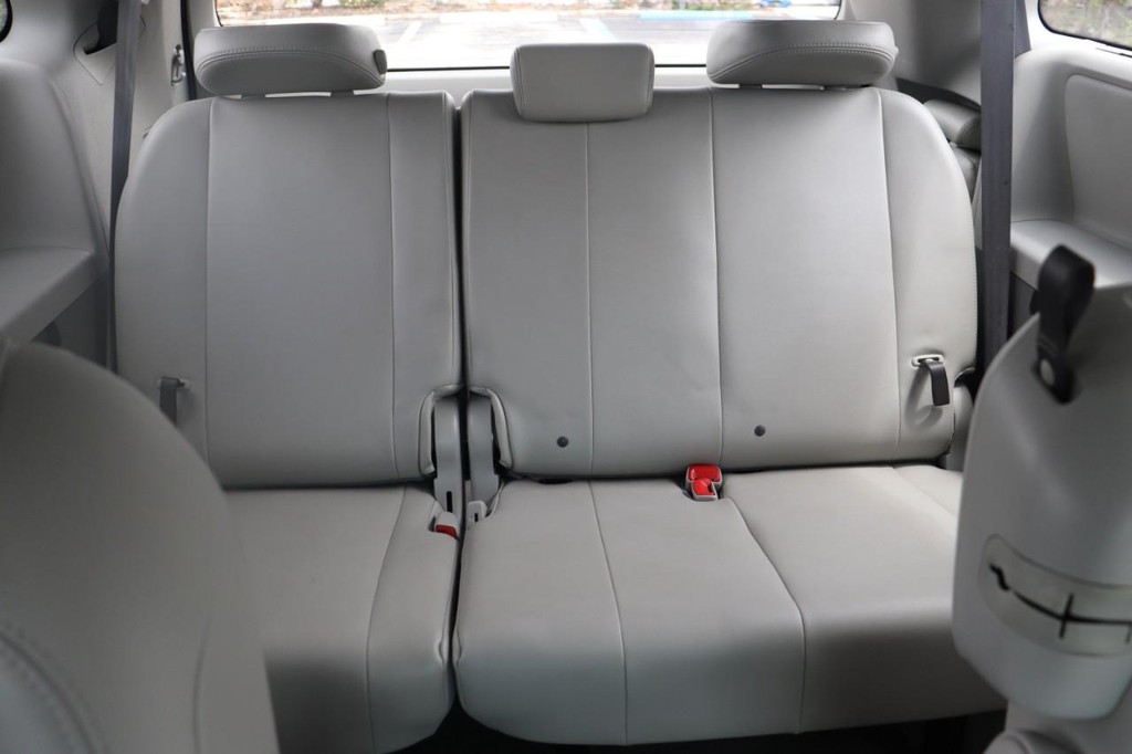Toyota Sienna Vehicle Full-screen Gallery Image 22
