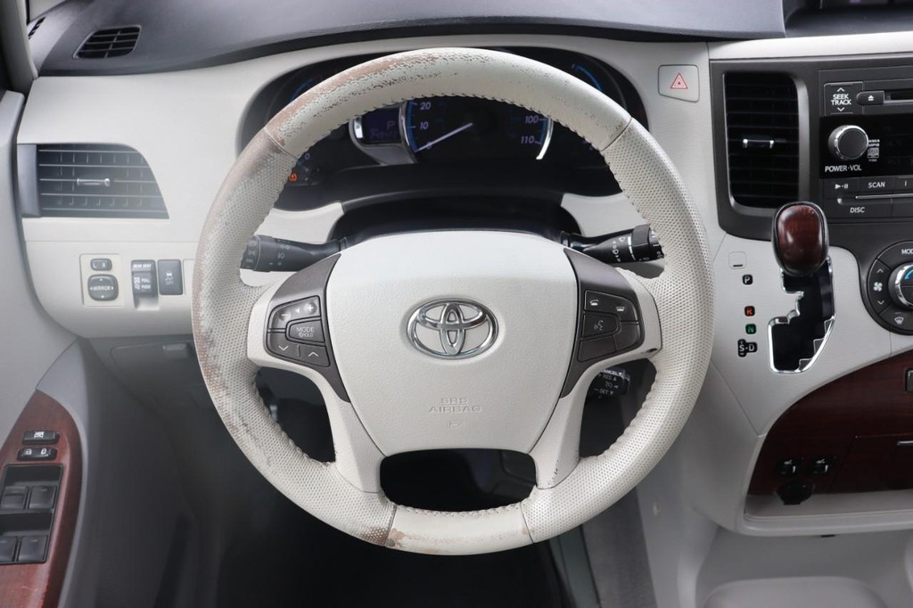 Toyota Sienna Vehicle Full-screen Gallery Image 23