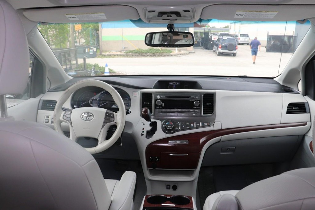 Toyota Sienna Vehicle Full-screen Gallery Image 24