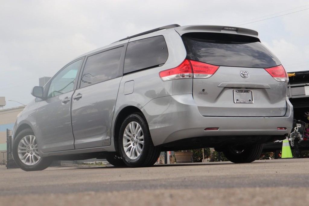 Toyota Sienna Vehicle Full-screen Gallery Image 26
