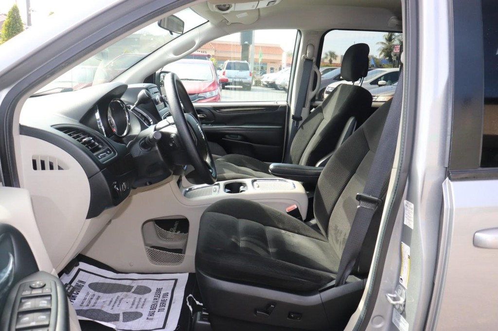 Dodge Grand Caravan Vehicle Full-screen Gallery Image 12