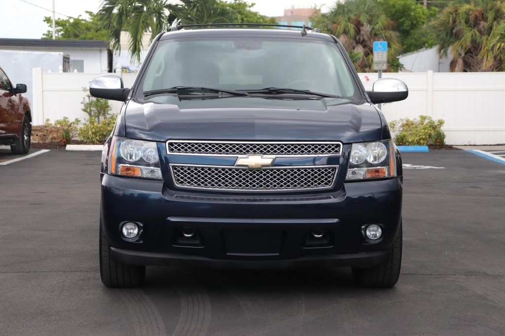 Chevrolet Suburban Vehicle Full-screen Gallery Image 02