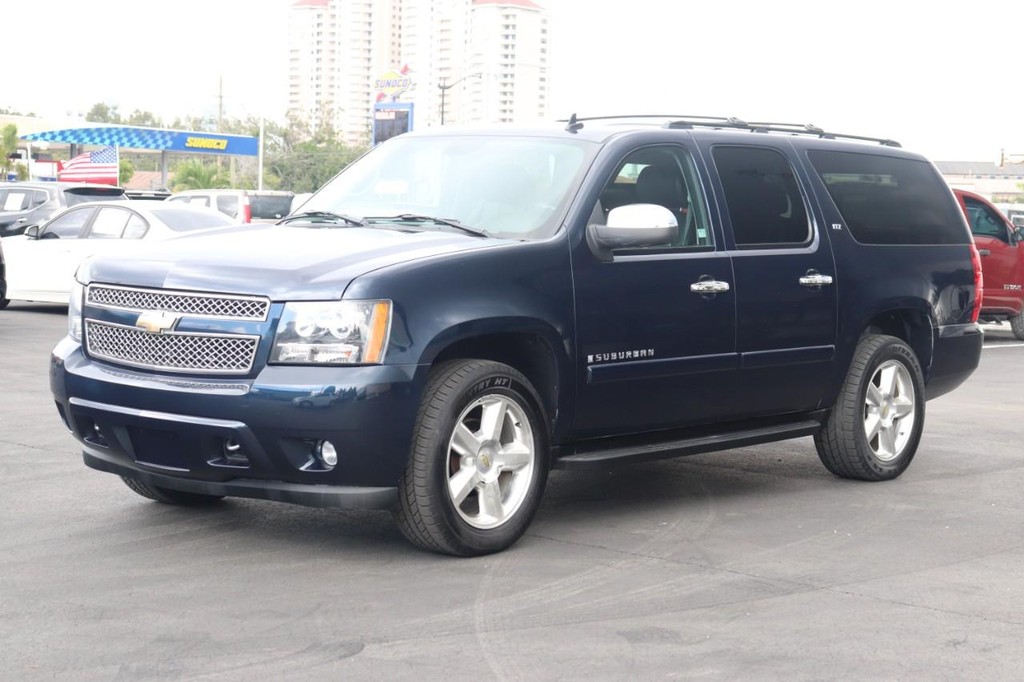 Chevrolet Suburban Vehicle Full-screen Gallery Image 03