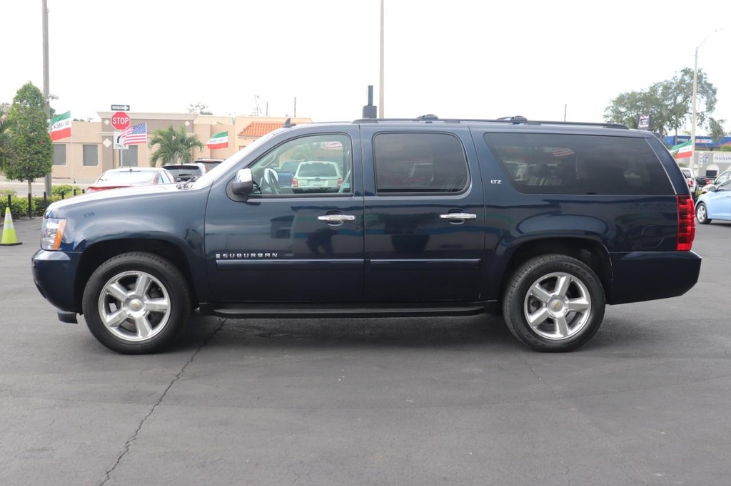 Chevrolet Suburban Vehicle Full-screen Gallery Image 04
