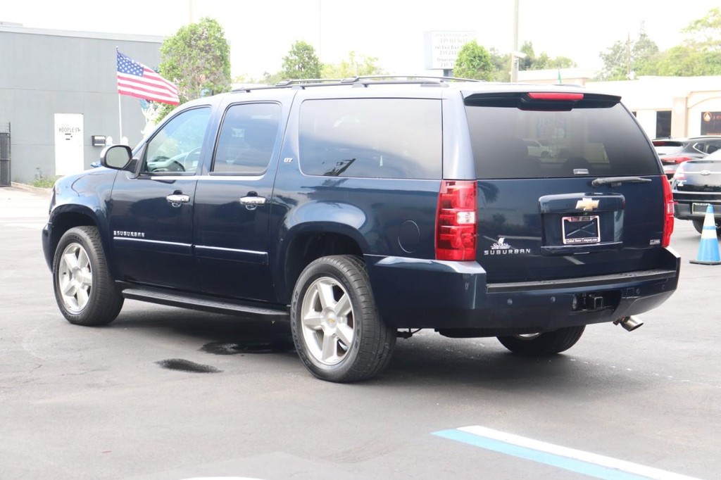 Chevrolet Suburban Vehicle Full-screen Gallery Image 06