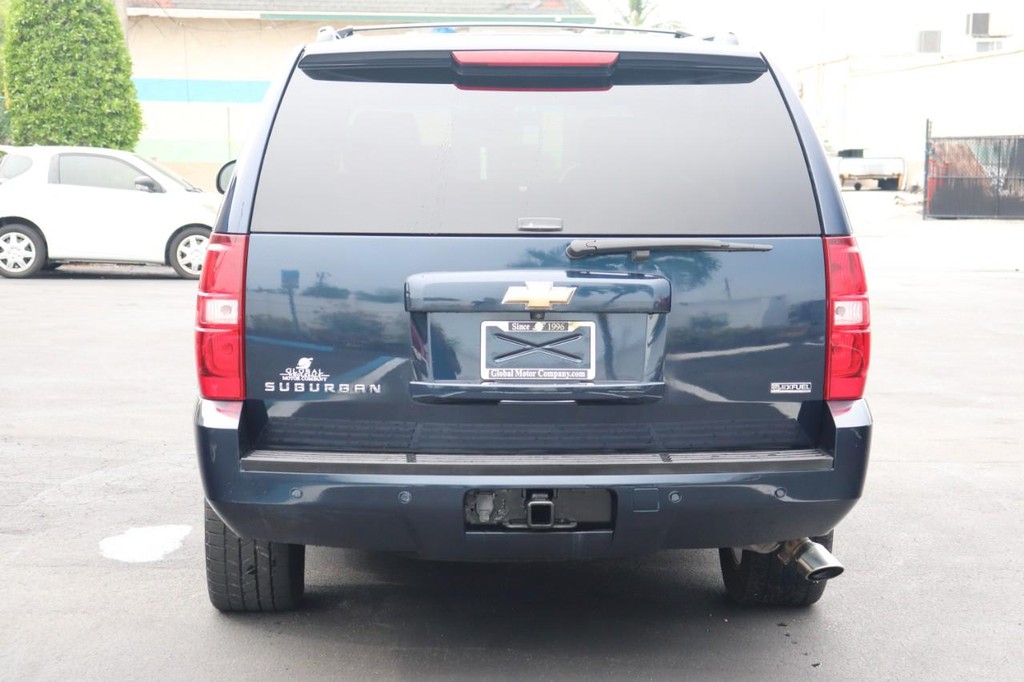 Chevrolet Suburban Vehicle Full-screen Gallery Image 07