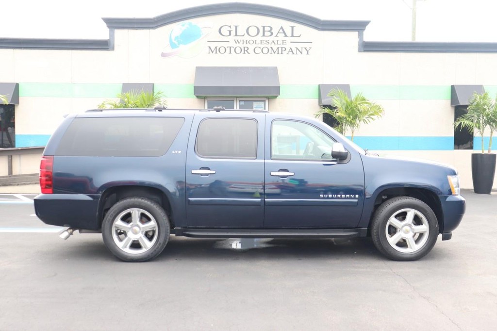 Chevrolet Suburban Vehicle Full-screen Gallery Image 08