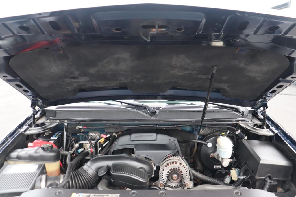 Chevrolet Suburban Vehicle Full-screen Gallery Image 09
