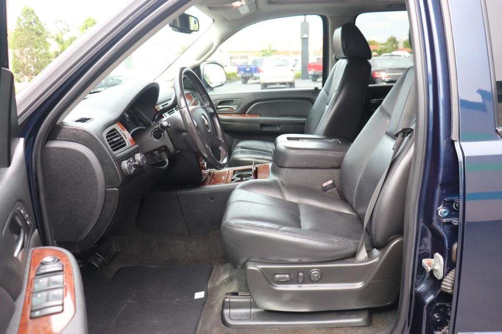 Chevrolet Suburban Vehicle Full-screen Gallery Image 11