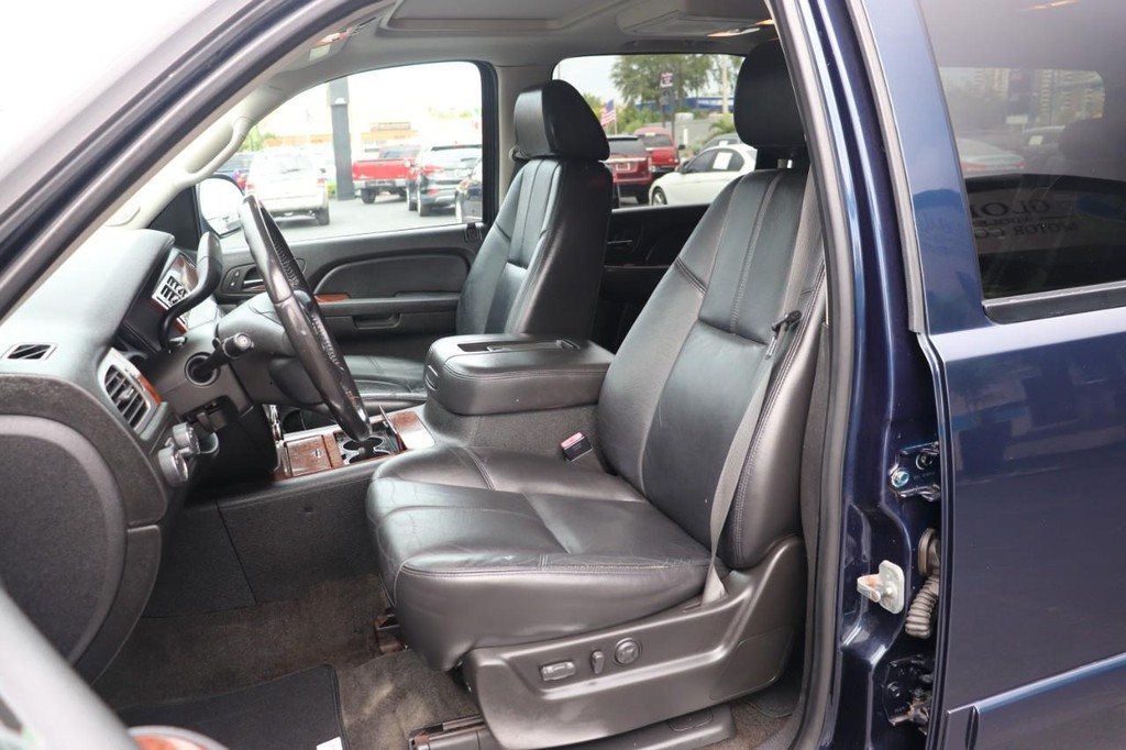 Chevrolet Suburban Vehicle Full-screen Gallery Image 12