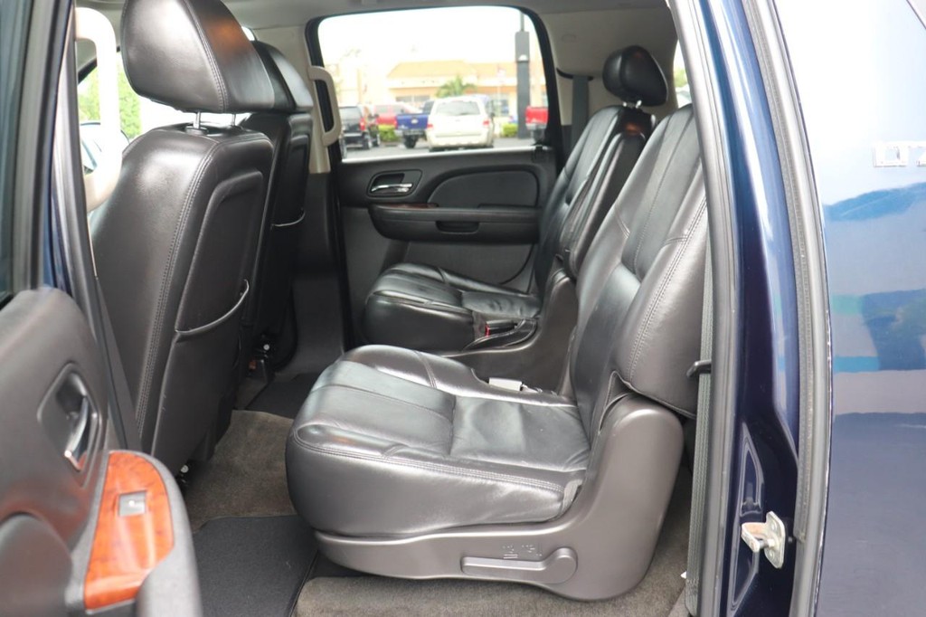 Chevrolet Suburban Vehicle Full-screen Gallery Image 14