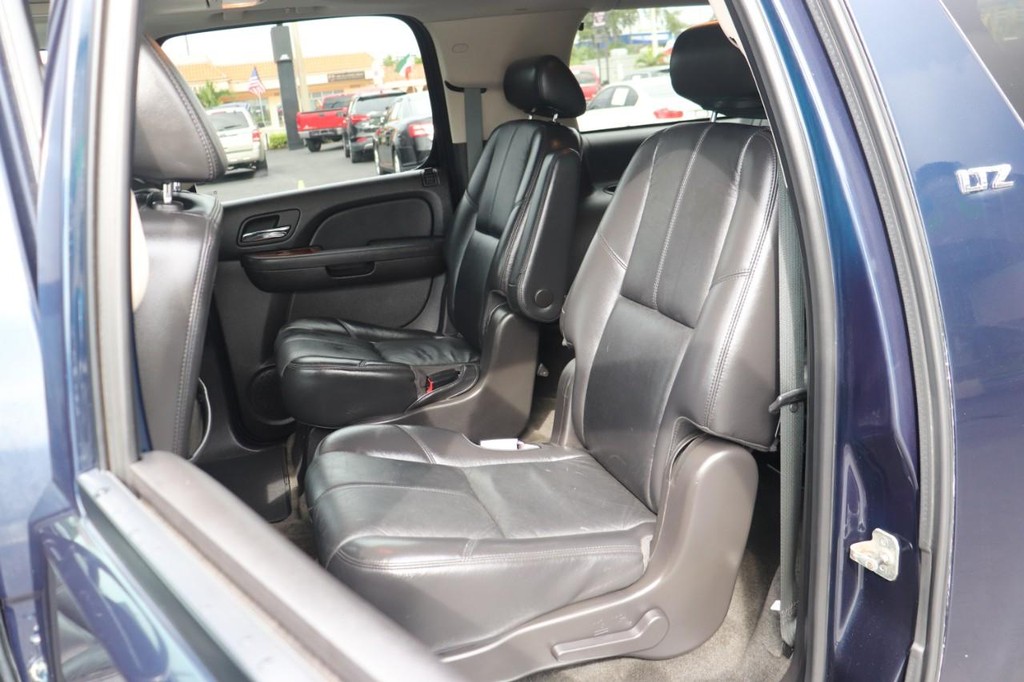 Chevrolet Suburban Vehicle Full-screen Gallery Image 15