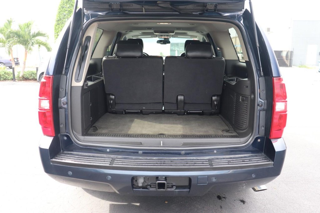 Chevrolet Suburban Vehicle Full-screen Gallery Image 16