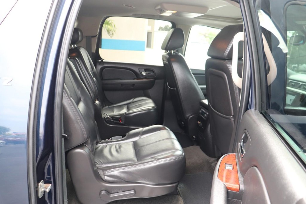 Chevrolet Suburban Vehicle Full-screen Gallery Image 18