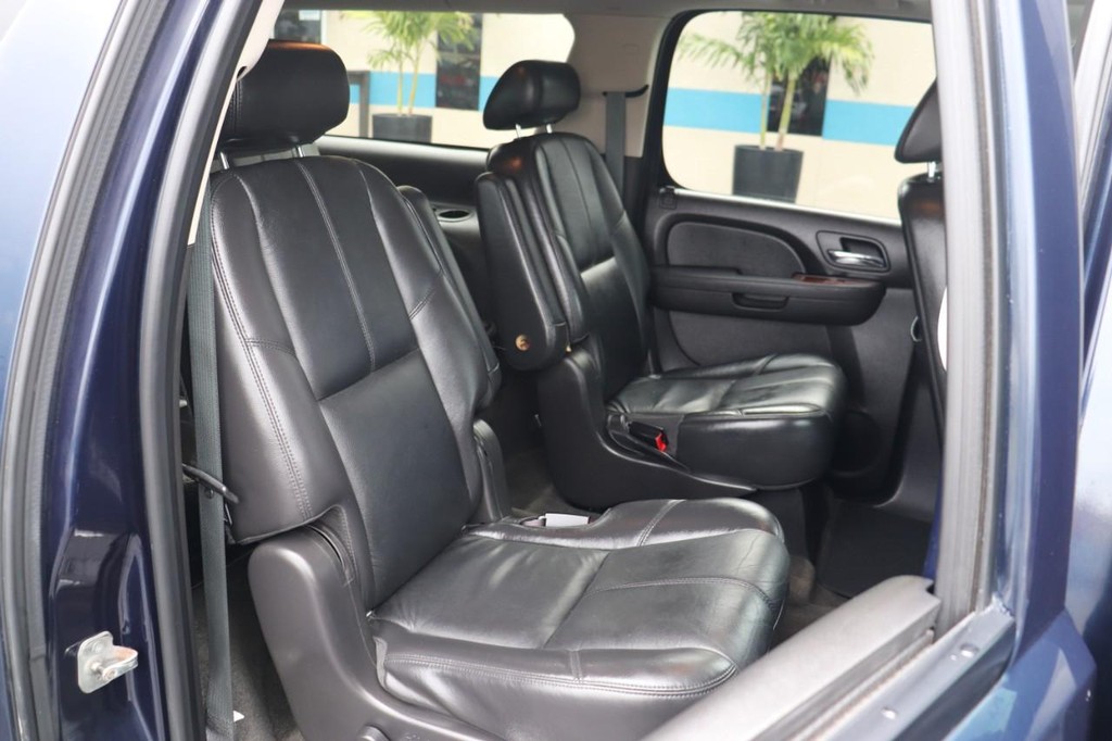 Chevrolet Suburban Vehicle Full-screen Gallery Image 19