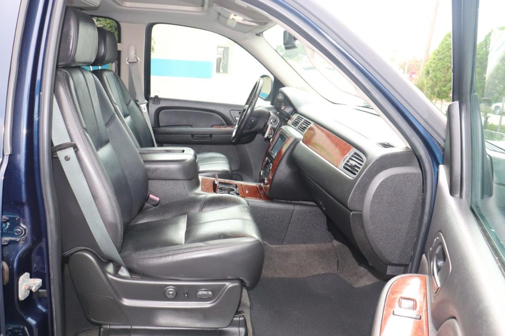 Chevrolet Suburban Vehicle Full-screen Gallery Image 21