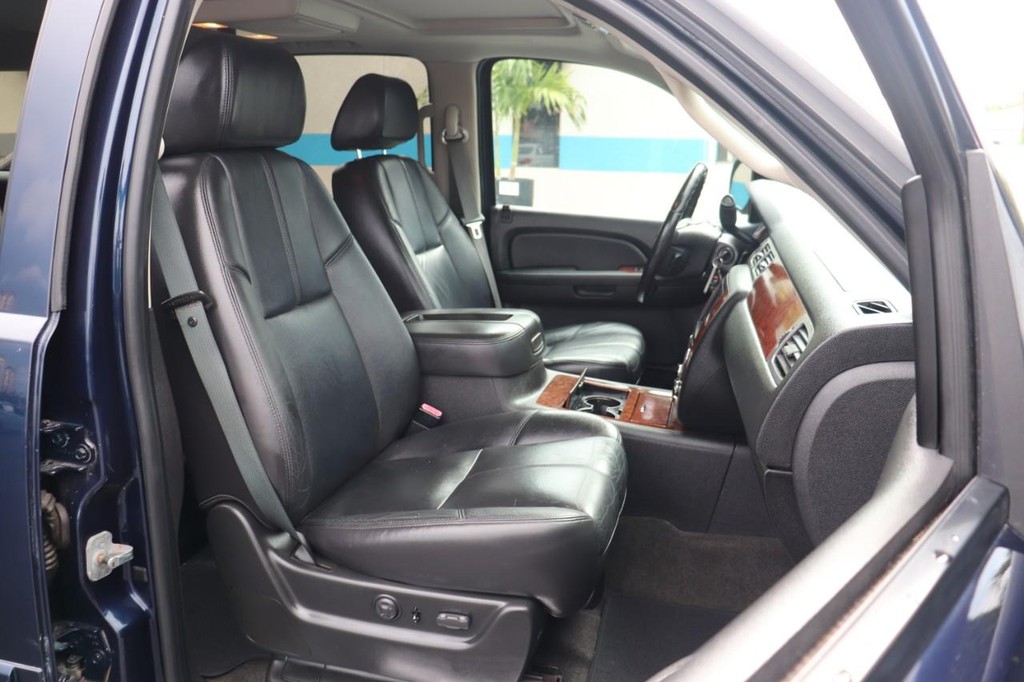 Chevrolet Suburban Vehicle Full-screen Gallery Image 22