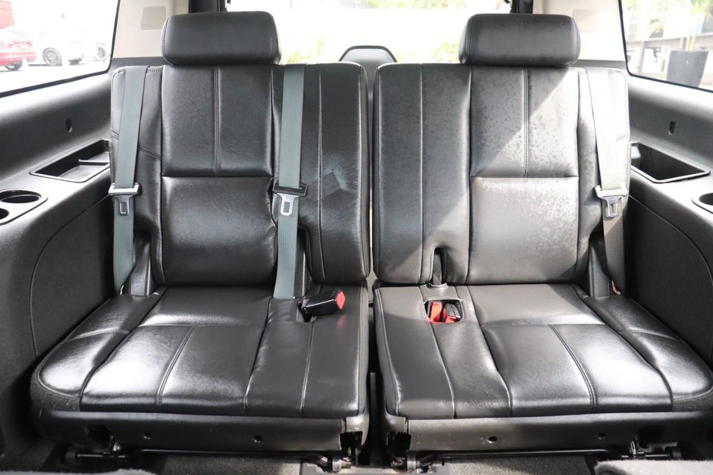 Chevrolet Suburban Vehicle Full-screen Gallery Image 23
