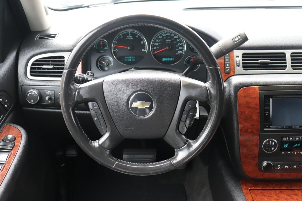 Chevrolet Suburban Vehicle Full-screen Gallery Image 24