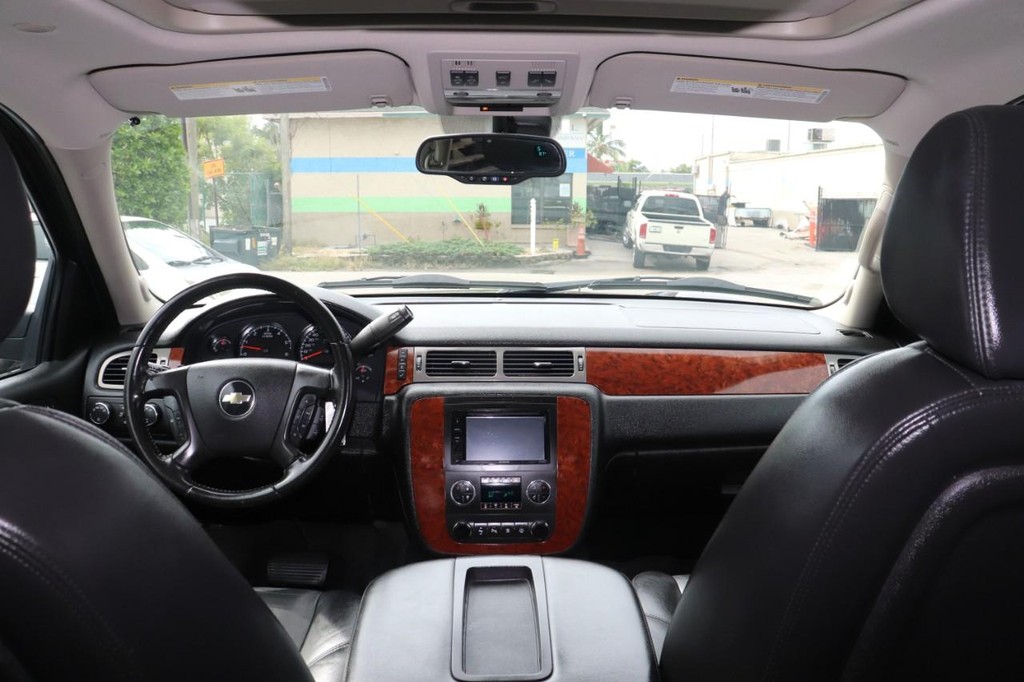 Chevrolet Suburban Vehicle Full-screen Gallery Image 25