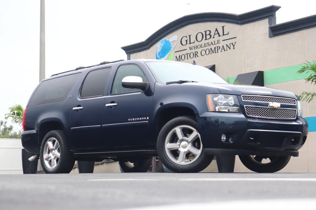 Chevrolet Suburban Vehicle Full-screen Gallery Image 26