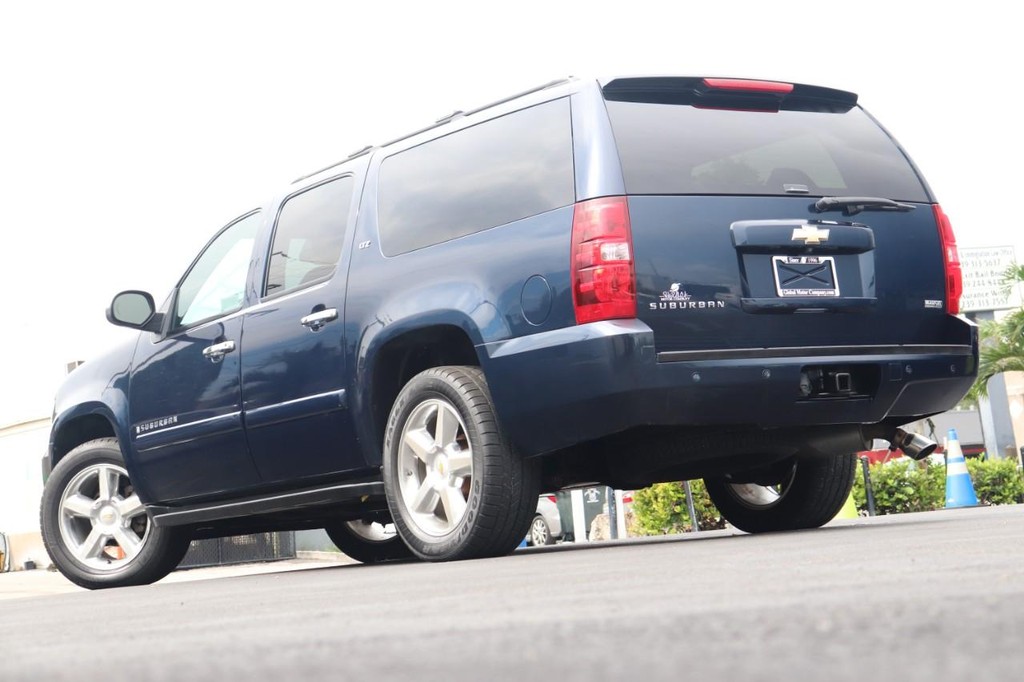 Chevrolet Suburban Vehicle Full-screen Gallery Image 27