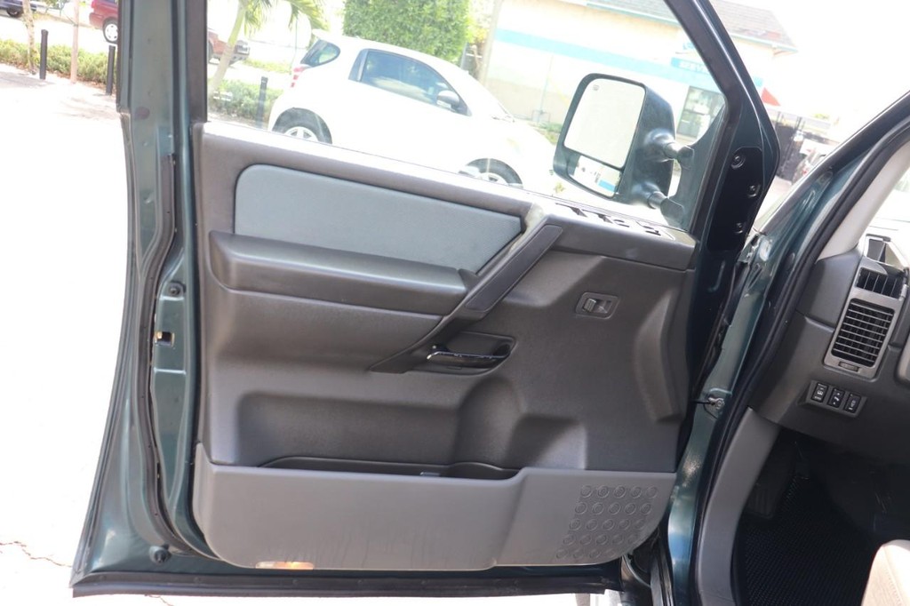 Nissan Titan Vehicle Full-screen Gallery Image 11