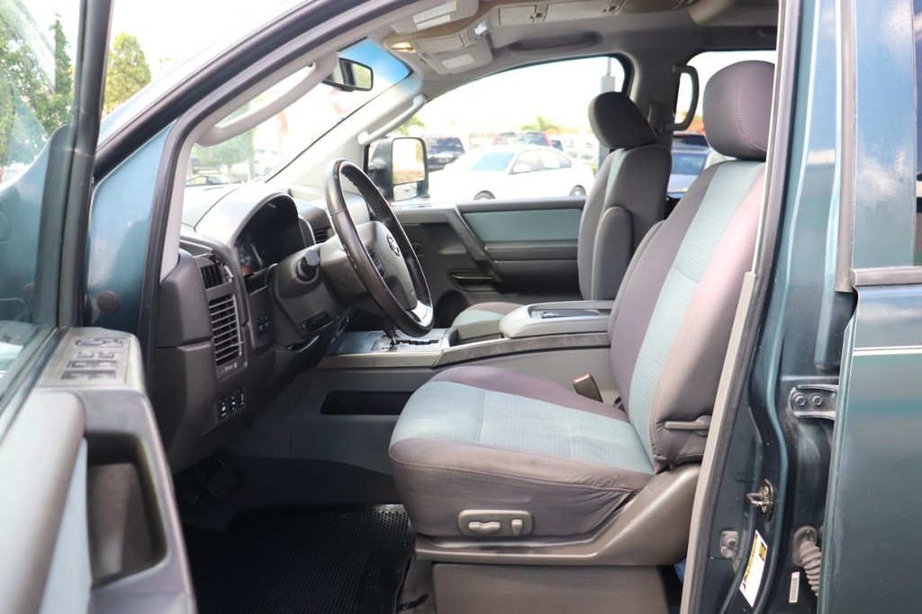 Nissan Titan Vehicle Full-screen Gallery Image 12