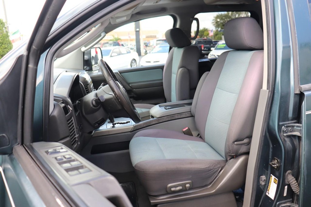 Nissan Titan Vehicle Full-screen Gallery Image 13