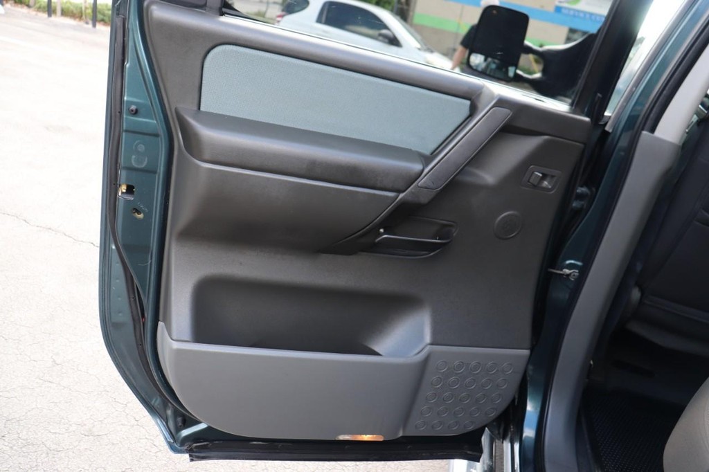 Nissan Titan Vehicle Full-screen Gallery Image 14