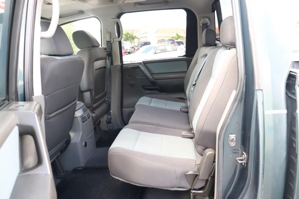 Nissan Titan Vehicle Full-screen Gallery Image 15