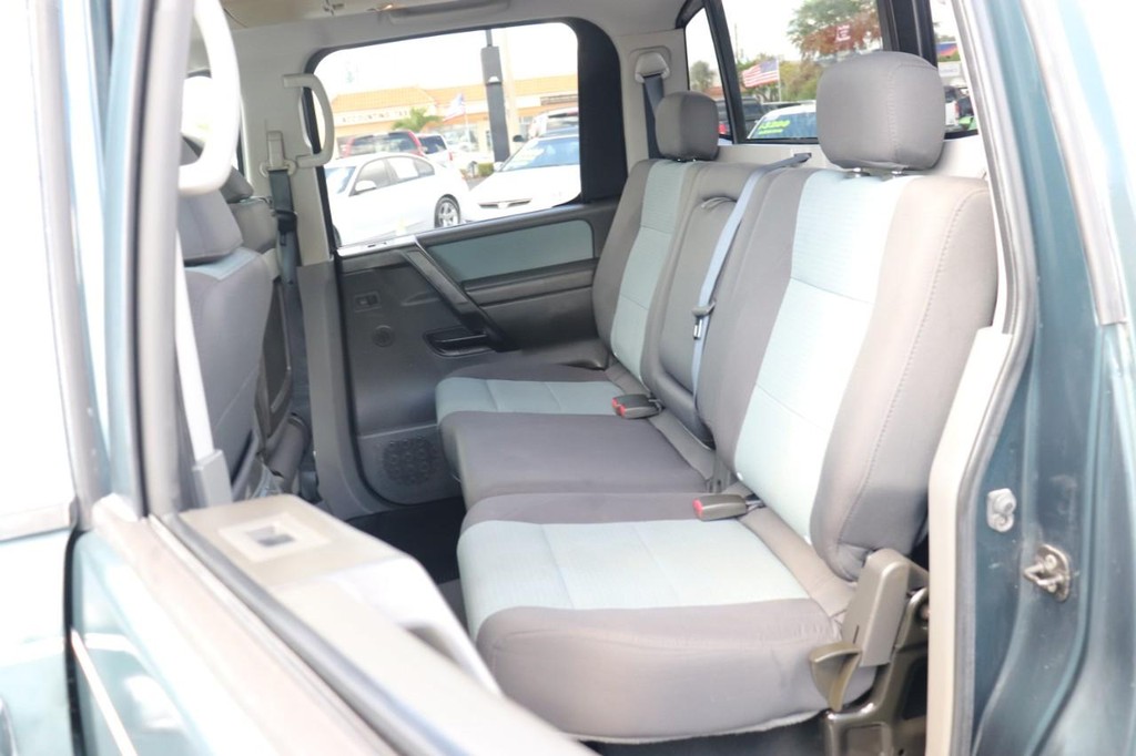 Nissan Titan Vehicle Full-screen Gallery Image 16