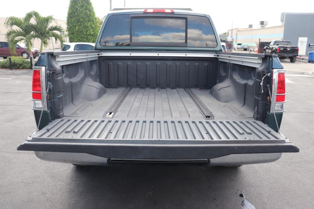 Nissan Titan Vehicle Full-screen Gallery Image 17
