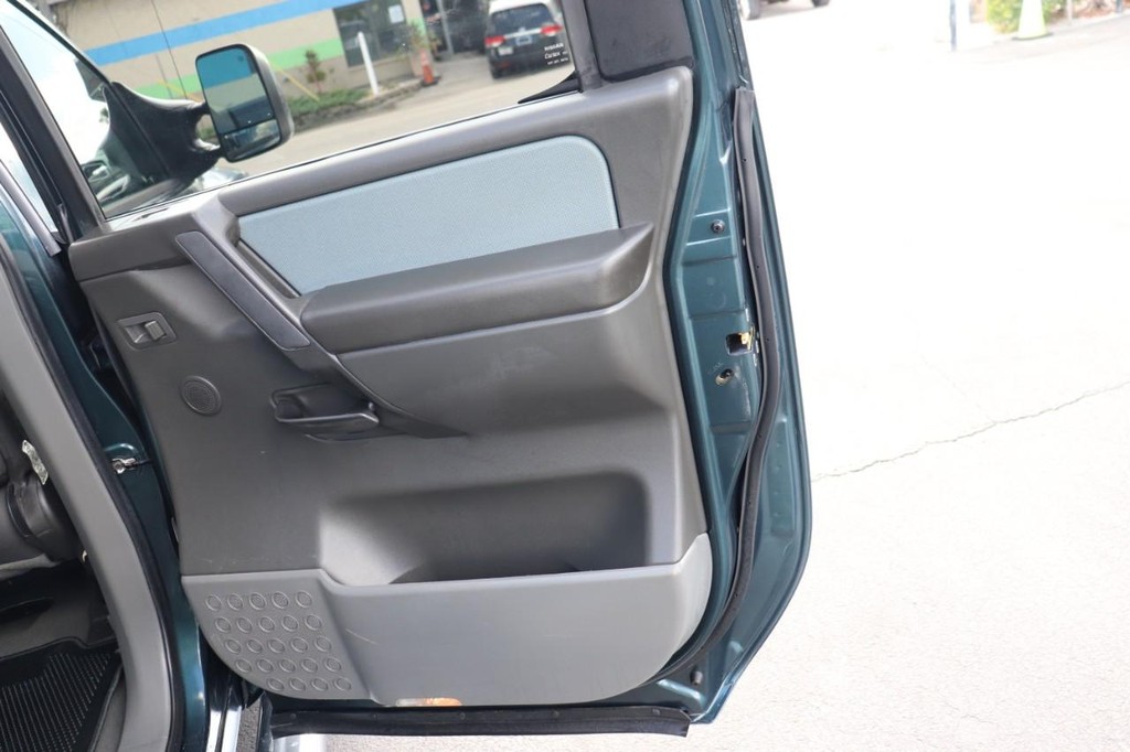 Nissan Titan Vehicle Full-screen Gallery Image 18