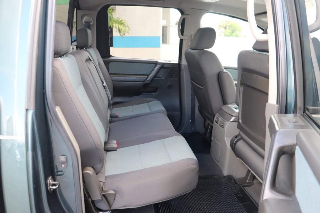 Nissan Titan Vehicle Full-screen Gallery Image 19