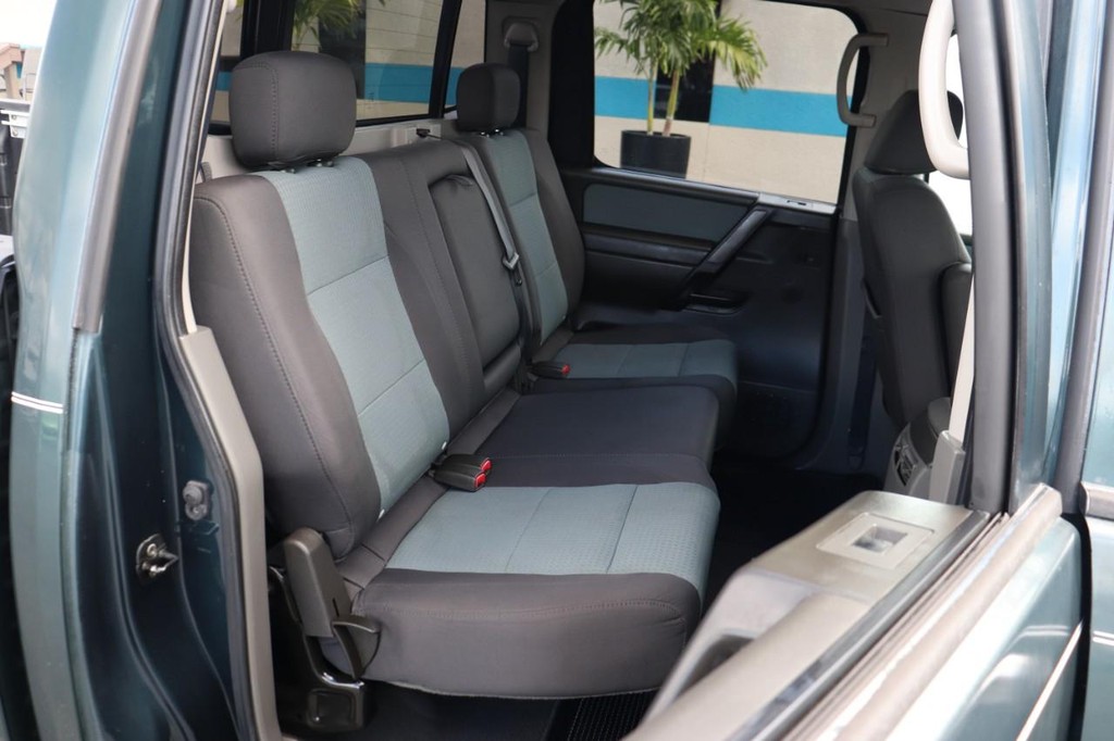 Nissan Titan Vehicle Full-screen Gallery Image 20