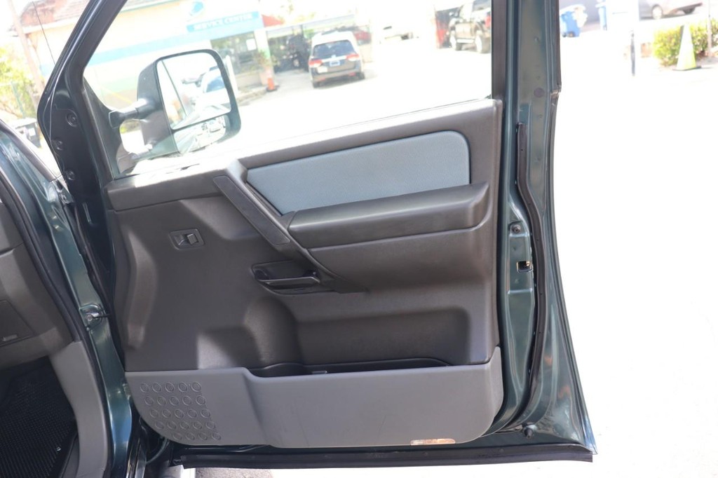 Nissan Titan Vehicle Full-screen Gallery Image 21