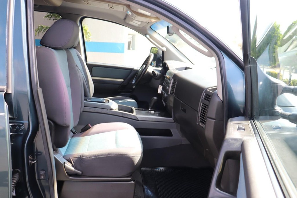 Nissan Titan Vehicle Full-screen Gallery Image 22
