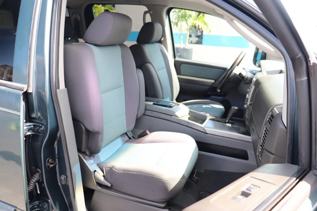 Nissan Titan Vehicle Full-screen Gallery Image 23