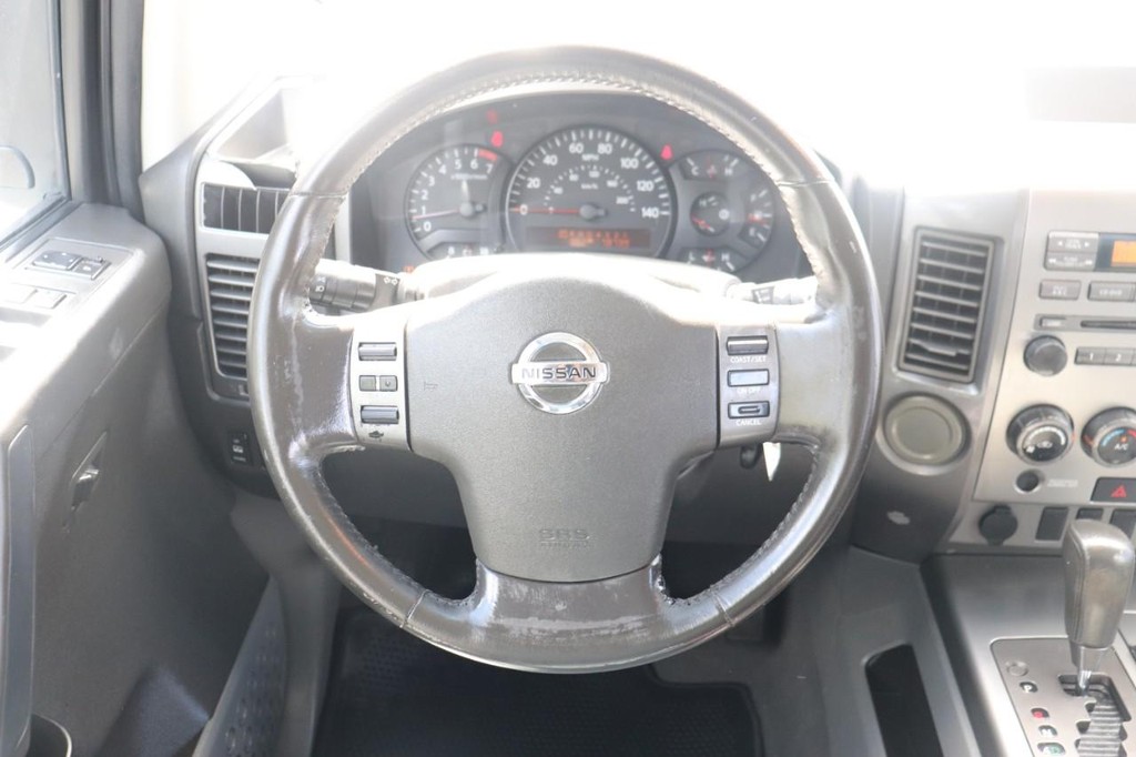 Nissan Titan Vehicle Full-screen Gallery Image 24