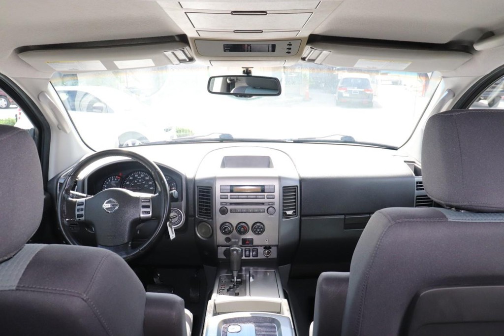 Nissan Titan Vehicle Full-screen Gallery Image 25