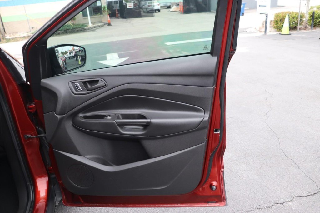 Ford Escape Vehicle Full-screen Gallery Image 21